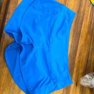 Lululemon poolside speed ups low rise 2.5’ size 4 in great condition